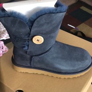 Ugg Bailey button 2 size 7